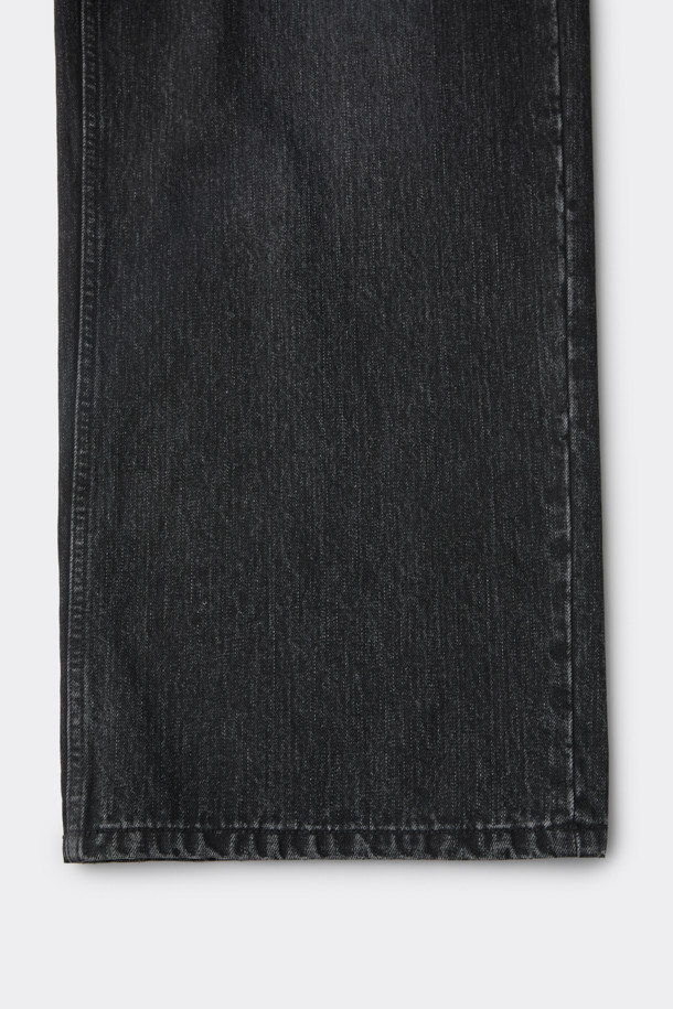 블랙 와이드 핏 엠보 워싱 데님 팬츠는 남성 고객을 위한 캐주얼 스타일의 아이템입니다. 사계절 모두 착용 가능하며, 출근룩과 모임룩에 모두 잘 어울립니다. 넉넉한 와이드 핏으로 편안함을 강조했으며, 스톤 워싱과 엠보 워싱 디테일이 빈티지한 멋을 더합니다. 허리에는 스트링이 있어 사이즈 조절이 용이합니다. 미니멀, 시티보이 스타일을 즐겨 입는 분들께 추천합니다.
