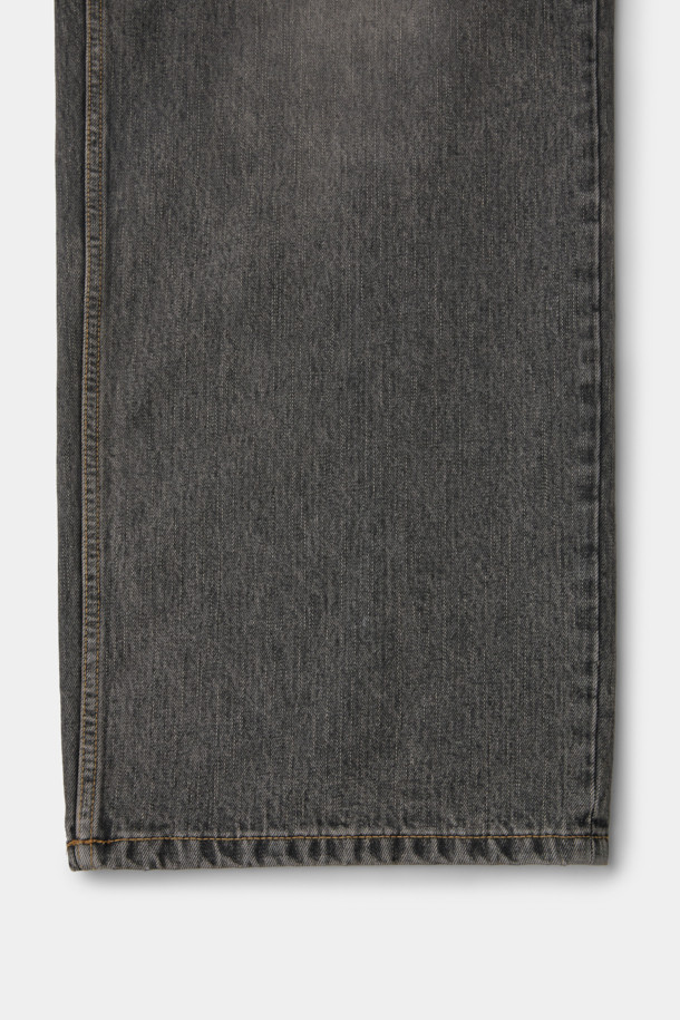 **브라운 와이드 핏 청바지**는 캐주얼, 미니멀, 클래식 스타일을 아우르는 남성 데님 팬츠입니다. 봄, 가을에 적합하며, 넉넉한 와이드 핏과 긴 기장으로 편안함과 스타일을 동시에 제공합니다. 데님 소재에 스톤워싱 및 가먼트다잉 공법을 더해 자연스러운 색감과 빈티지한 매력을 살렸습니다. 스트링 밴딩 처리로 허리 조절이 용이하며, 무지 디자인으로 다양한 상의와 손쉽게 매치할 수 있습니다. 일상에서 편안하게 착용하기 좋은 와이드핏 청바지입니다.
