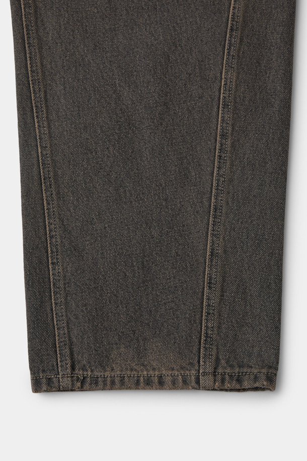 브라운 컬러의 데님 소재 "브라운 다트 디테일 청바지"입니다. 벌룬핏 루즈핏으로 편안한 착용감을 선사하며, 봄, 가을 시즌에 적합합니다. 바이오워싱과 스톤워싱 처리된 데님은 부드러운 촉감과 자연스러운 워싱 디테일을 자랑합니다. 다트 디테일과 아웃심 커브 디자인이 돋보이며, 캐주얼 및 미니멀 스타일의 산책룩에 활용하기 좋습니다. 남녀 모두 착용 가능한 디자인으로, 일상에서 폭넓게 활용할 수 있습니다.
