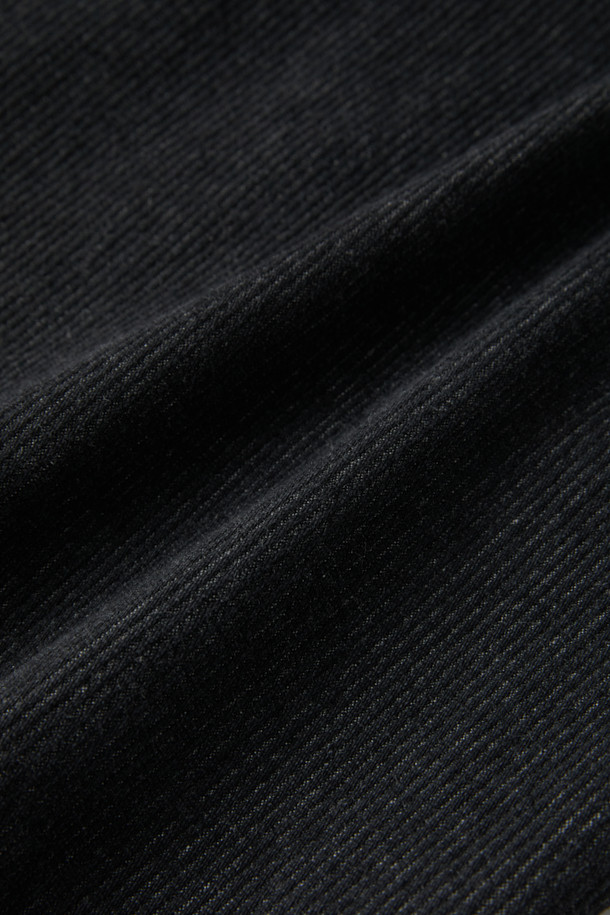 블랙 다트 디테일 코듀로이 청바지는 가을, 겨울 시즌에 어울리는 남성용 벌룬핏 팬츠입니다. 코듀로이와 데님 소재를 혼방하여 제작되었으며, 두께감 있는 원단으로 포근한 착용감을 선사합니다. 다트 디테일과 아웃심 커브 디자인이 특징이며, 바이오 워싱 및 스톤 워싱 가공을 거쳐 빈티지한 무드를 더했습니다. 캐주얼, 미니멀, 클래식 스타일을 즐겨 입는 분들께 추천하며, 루즈핏으로 편안하게 착용 가능합니다.
