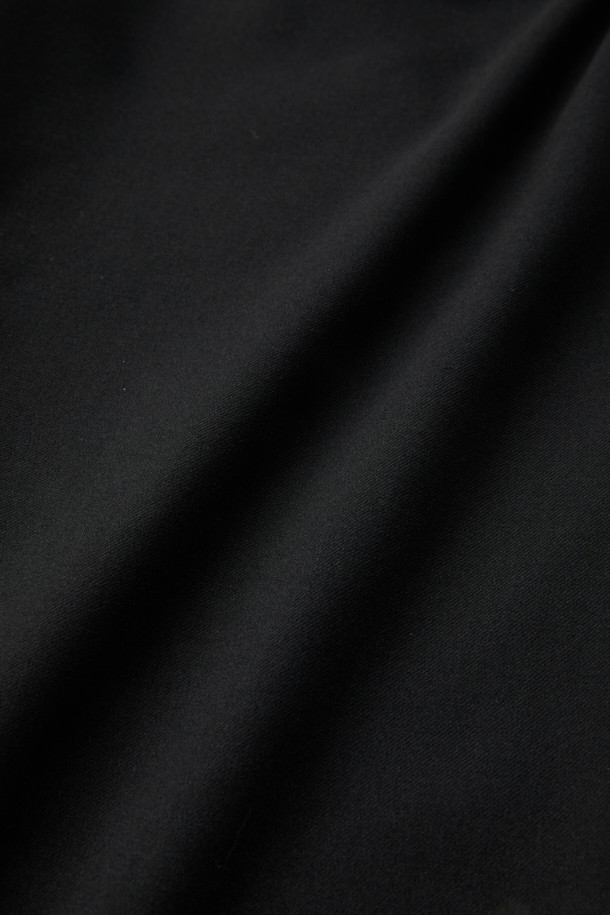 블랙 와이드 핏 팬츠는 남성용 슬랙스로, 일상, 오피스룩, 비즈니스 캐주얼, 모임룩 등 다양한 TPO에 적합합니다. 레이온, 폴리에스테르, 울, 폴리우레탄 혼방 소재로 제작되어 부드러운 촉감을 선사하며, 사계절 내내 착용 가능합니다. 와이드핏에 롱 기장으로, 클래식, 미니멀, 시크 스타일을 연출하기 좋습니다. 허리 부분에 원턱 디테일과 메탈 장식이 더해져 세련된 느낌을 더하며, 하프 밴딩 처리로 편안한 착용감을 제공합니다. 무지 디자인으로 어떤 상의와도 매치하기 용이합니다.
