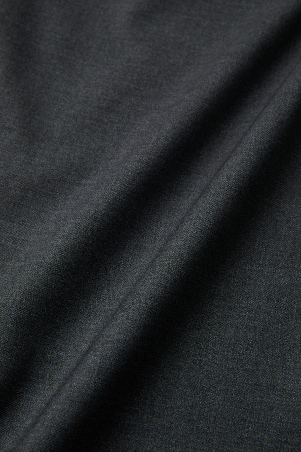 그레이 와이드 핏 팬츠는 남성을 위한 베이직 스타일의 긴 바지입니다. 레이온, 폴리에스테르, 울, 폴리우레탄 혼방 소재로 제작되어 부드러운 촉감을 선사하며, 봄, 가을에 착용하기 좋습니다. 와이드 핏으로 편안함을 강조했으며, 하프 밴딩과 원턱 디테일, 허리 오비 메탈 장식이 특징입니다. 출근룩, 비즈니스 캐주얼, 모임룩 등 다양한 TPO에 활용 가능하며, 클래식, 미니멀, 시크 스타일을 연출하기 좋습니다.
