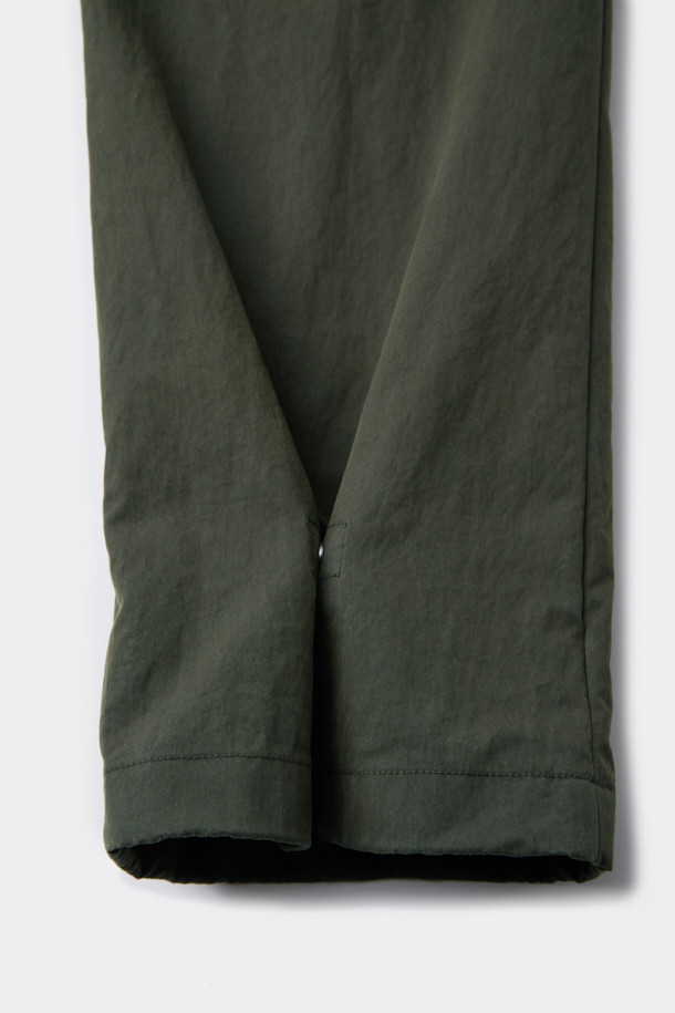 캐주얼 무드의 남성용 카키 플레어 팬츠입니다. 면과 나일론 혼방 소재로 제작되어 봄, 가을에 적합하며, 하프 밴딩으로 편안한 착용감을 제공합니다. 무지 디자인에 긴 기장으로, 미니멀한 스타일을 연출하기 좋습니다. 하단 핏은 스냅과 E-스트링으로 조절 가능하여 다양한 스타일을 연출할 수 있습니다.
