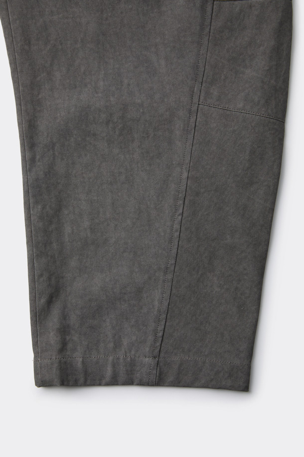 그레이 컬러의 Grey Volume Incision 팬츠는 캐주얼 및 미니멀 스타일을 즐기는 남성 고객을 위한 제품입니다. 면 소재로 제작되어 편안한 착용감을 제공하며, 루즈핏 벌룬핏으로 트렌디한 실루엣을 연출합니다. 절개 라인, 장식 다트, 장식 스티치 등의 디자인 디테일이 돋보이며, 밴딩 처리로 활동성을 높였습니다. 일상에서 편안하게 착용하기 좋은 팬츠입니다.
