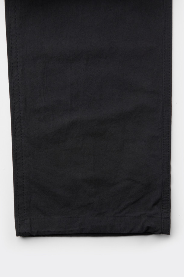 블랙 멀티 포켓 팬츠는 남성용 캐주얼 스타일의 긴 바지입니다. 면 소재로 제작되어 사계절 내내 편안하게 착용할 수 있으며, 밴딩 허리 스트링과 밑단 스트링, 스토퍼 디테일로 편안한 착용감을 제공합니다. 루즈핏으로 제작되어 여유로운 실루엣을 연출하며, 다양한 수납을 위한 멀티 포켓 디자인으로 실용성을 더했습니다. 미니멀하고 시티보이 스타일을 즐기는 분들께 추천합니다.
