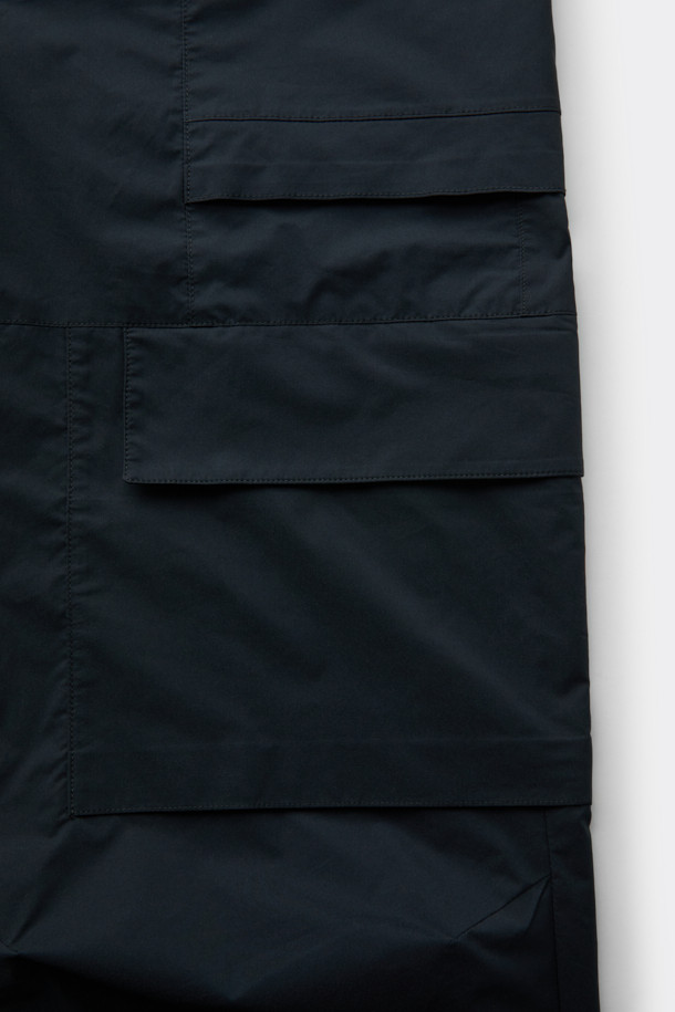 블랙 카고 파라슈트 팬츠는 남성용 와이드핏 긴바지입니다. 봄, 가을에 착용하기 좋으며, 스트릿과 캐주얼 스타일을 연출할 수 있습니다. 무지 패턴의 폴리에스테르 소재로 제작되었으며, 파라슈트 레이어 디자인과 스트링 디테일이 특징입니다. 밴딩 처리로 편안한 착용감을 제공하며 미니멀한 스타일에도 잘 어울립니다.
