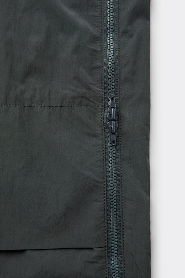 다크그레이 컬러의 Grey 사이드 지퍼 디테일 팬츠입니다. 나일론과 폴리에스테르 혼방 소재로 제작되어 사계절 내내 착용 가능하며, 은은한 광택감이 특징입니다. 와이드핏으로 편안한 착용감을 선사하며, 앞뒤 절개 디테일과 사이드 2-Way 지퍼 디테일로 포인트를 더했습니다. 하프 밴딩과 스트링으로 허리 조절이 용이하며, 출근룩, 비즈니스 캐주얼, 미니멀, 스포티, 캐주얼 스타일 모두 소화 가능한 활용도 높은 아이템입니다.
