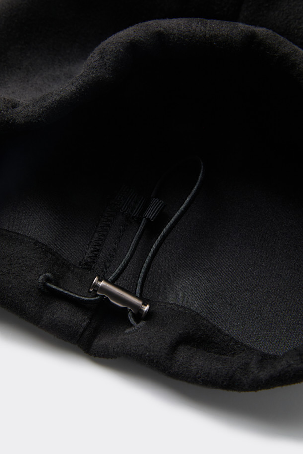 블랙 폴리 스웨이드 트랙 팬츠는 부드러운 촉감의 인조 스웨이드 소재로 제작되어 편안한 착용감을 선사합니다. 남성용으로, 캐주얼 및 스포티 스타일을 모두 소화할 수 있는 릴랙스핏 긴바지입니다. 사계절 내내 활용 가능하며, 일상복으로 적합합니다. 무지 디자인으로 미니멀한 스타일을 연출하기 좋습니다. 폴리에스테르, 폴리우레탄 혼방으로 제작되어 내구성이 뛰어나며 관리가 용이합니다.
