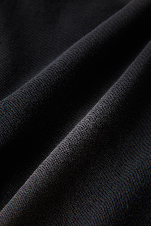 다크 그레이 염색 스웻 팬츠는 편안한 일상과 스타일리시한 연출을 위한 캐주얼룩을 완성합니다. 면 소재의 루즈핏 긴바지로, 집콕룩이나 산책룩에 적합하며 미니멀, 스트리트 스타일을 즐기는 분들께 추천합니다. 다잉 가공과 탈색 브러쉬 가공을 거쳐 빈티지한 멋을 더했으며, 허리 스트링과 밑단 스트링 스토퍼로 핏 조절이 용이합니다. 다크 그레이 컬러는 어떤 상의와도 잘 어울려 활용도가 높습니다.
