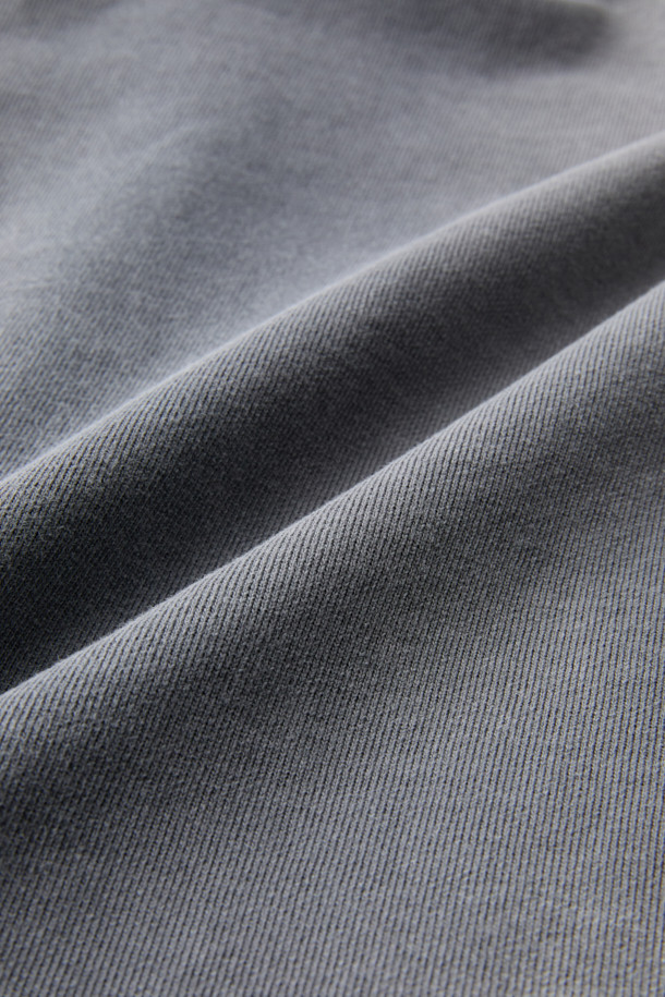 그레이 염색 스웻 팬츠는 부드러운 면 소재로 제작되어 편안한 착용감을 선사합니다. 루즈핏으로 제작되어 캐주얼하고 스포티한 스타일을 연출하며, 봄, 가을, 겨울 모두 활용 가능합니다. 다잉 가공과 탈색 브러쉬 가공으로 빈티지한 멋을 더했으며, 허리 스트링과 밑단 스트링 스토퍼 디테일로 실용성을 높였습니다. 집콕, 산책, 여행 등 다양한 TPO에 활용하기 좋은 데일리 아이템입니다.
