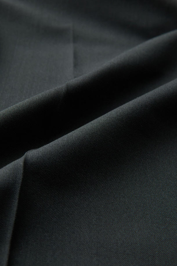 남성용 블랙 릴렉스 핏 울 블렌드 셋업 팬츠입니다. 가을, 겨울 시즌에 어울리는 포멀하고 클래식한 스타일의 긴 바지입니다. 울 30.6%, 폴리에스테르 69.4% 혼방 소재로 제작되어 편안한 착용감을 선사하며, 하프 밴딩 처리로 활동성을 더했습니다. 오피스룩, 비즈니스 캐주얼, 출근룩 등 다양한 TPO에 활용 가능하며, 셋업으로도 연출할 수 있습니다. 미니멀한 디자인으로 어떤 상의와도 쉽게 매치하여 클래식한 스타일을 완성해보세요.
