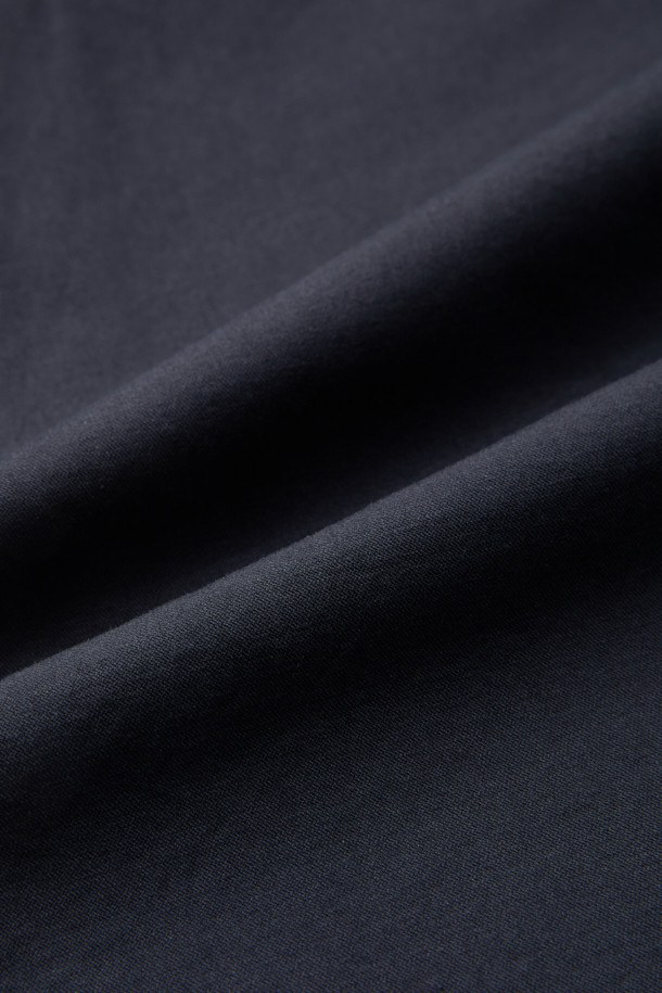 블랙 루즈핏 코튼 셋업 팬츠는 포멀한 스타일을 추구하는 남성 고객을 위한 사계절용 긴 바지입니다. 면 소재로 제작되어 편안한 착용감을 제공하며, 루즈핏 디자인으로 활동성을 높였습니다. 하프 밴딩 처리로 편안함을 더했으며, 셋업으로 스타일링하여 출근룩, 비즈니스 캐주얼, 모임룩 등 다양한 TPO에 활용할 수 있습니다. 클래식, 미니멀, 시크한 스타일을 연출하기에 적합합니다.
