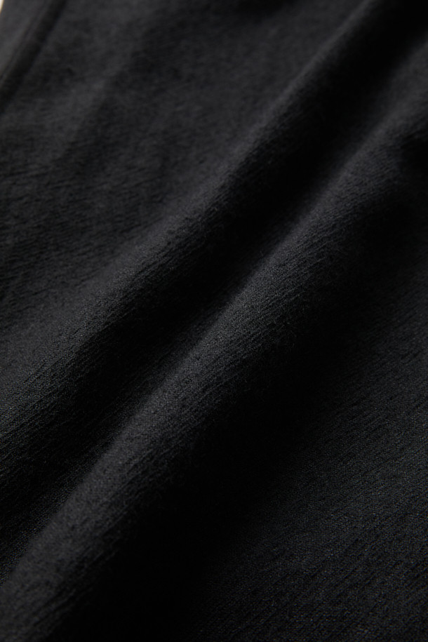 블랙 와이드 핏 거즈 셋업 팬츠는 가을, 겨울 시즌 남성들을 위한 포멀 스타일의 셋업 팬츠입니다. 일본 수입 거즈 조직 소재로 제작되어 부드러운 촉감과 고급스러운 분위기를 선사합니다. 와이드핏으로 편안한 착용감을 제공하며, 원턱 디자인과 스트링 디테일이 더해져 미니멀하면서도 시크한 매력을 더합니다. 오피스룩, 비즈니스 캐주얼, 모임룩 등 다양한 TPO에 활용 가능하며, 클래식한 스타일을 선호하는 분들께 추천합니다. 하프 밴딩 처리로 활동성을 높였습니다.
