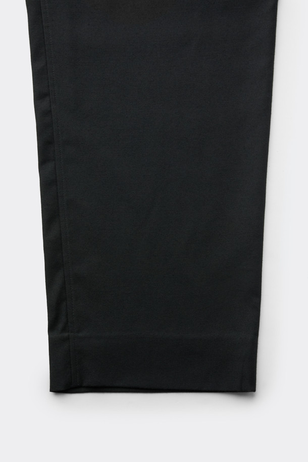 블랙 와이드 핏 코튼 울 셋업 팬츠는 포멀한 스타일을 연출하기에 완벽한 셋업 팬츠입니다. 코튼, 울, 린넨 혼방 소재로 제작되어 편안하면서도 고급스러운 착용감을 선사합니다. 와이드핏 디자인과 원턱 디테일이 트렌디하면서도 시크한 분위기를 더하며, 하프 밴딩과 스트링으로 편안한 착용감을 제공합니다. 오피스룩, 비즈니스 캐주얼, 모임룩 등 다양한 TPO에 활용 가능하며, 클래식, 미니멀, 시크 스타일을 즐겨 입는 분들께 추천합니다. 셋업으로 출시되어 세련된 스타일을 완성할 수 있습니다.
