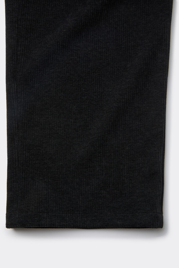 블랙 벨벳 드로우스트링 팬츠는 부드러운 촉감의 벨벳 소재와 포근한 두께감으로 가을, 겨울 시즌에 안성맞춤입니다. 와이드핏으로 편안함을 강조했으며, 하프 밴딩과 스트링 디테일로 활동성을 더했습니다. 무지 디자인에 원턱을 더해 캐주얼하면서도 미니멀한 스타일을 연출할 수 있습니다. 출근룩과 모임룩 모두 소화 가능한 활용도 높은 아이템입니다.
