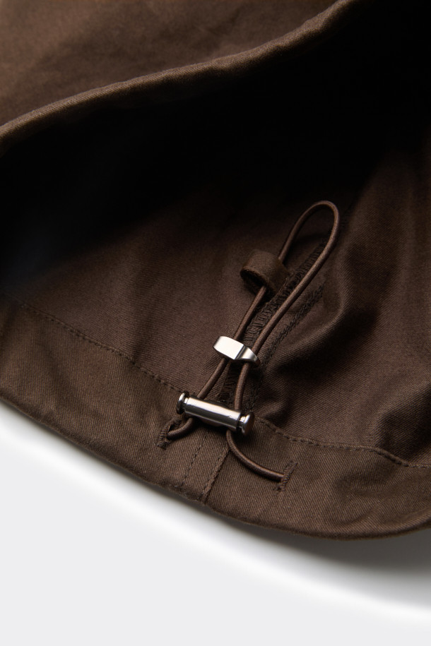 브라운 플랩 디테일 팬츠는 남성용 와이드 팬츠로, 가을과 겨울에 따뜻하게 착용할 수 있습니다. 겉감은 면 소재, 안감은 기모로 제작되어 부드러운 착용감을 선사하며, 신축성이 있어 편안한 활동성을 보장합니다. 루즈핏에 두꺼운 두께감으로 보온성을 높였으며, 무지 패턴에 페이크 플랩 포켓, 다트, 허리 비조 디테일이 더해져 캐주얼하면서도 클래식한 무드를 연출합니다. 출근룩이나 모임룩 등 다양한 TPO에 활용 가능하며, 미니멀한 스타일을 즐기는 분들께 추천합니다.
