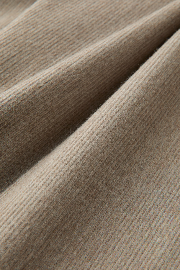 베이지 색상의 루즈핏 코듀로이 셋업 팬츠입니다. 가을과 겨울에 어울리는 두꺼운 두께감으로 포멀 및 클래식 스타일을 연출하기 좋습니다. 울 88%, 폴리에스터 10.1%, 폴리우레탄 1.9%의 혼용률로 제작되었으며, 하프 밴딩으로 편안한 착용감을 제공합니다. 오피스룩, 비즈니스 캐주얼, 모임룩 등 다양한 TPO에 활용 가능하며, 미니멀하고 클래식한 스타일을 선호하는 남성분들께 추천합니다. 셋업으로 출시되어 더욱 간편하게 스타일링을 완성할 수 있습니다.
