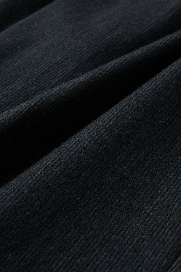 블랙 루즈 핏 코듀로이 셋업 팬츠는 가을, 겨울 시즌에 어울리는 남성용 바지입니다. 두꺼운 두께감의 코듀로이 소재로 제작되어 포멀한 스타일을 연출하며, 루즈핏 디자인으로 편안한 착용감을 선사합니다. 하프 밴딩 디테일이 있으며, 세트업으로도 활용 가능하여 출근룩, 비즈니스 캐주얼, 모임룩 등 다양한 TPO에 적합합니다. 클래식, 미니멀, 시크한 스타일을 선호하는 분들께 추천합니다.
