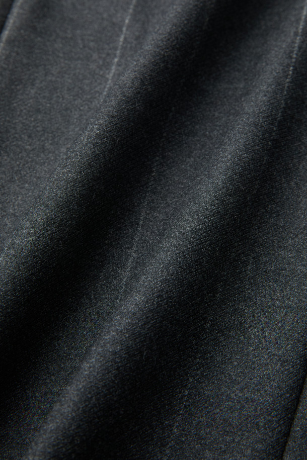 그레이 와이드 핏 원턱 스트라이프 셋업 팬츠는 가을, 겨울 시즌 남성들을 위한 클래식 스타일의 팬츠입니다. 울, 폴리에스테르, 캐시미어, 폴리우레탄 혼방 소재로 제작되어 부드러운 촉감과 편안한 착용감을 선사합니다. 릴랙스 핏에 와이드한 실루엣, 핀턱 디테일, 벨트고리, 버클 허리끈으로 디자인되어 출근룩, 비즈니스 캐주얼, 모임룩 등 다양한 TPO에 활용 가능합니다. 미니멀하고 시크한 분위기를 연출하며, 스트라이프 패턴으로 세련된 포인트를 더했습니다. 벨트 착용이 가능하며, 셋업 스타일링으로 더욱 완성도 높은 룩을 연출할 수 있습니다.
