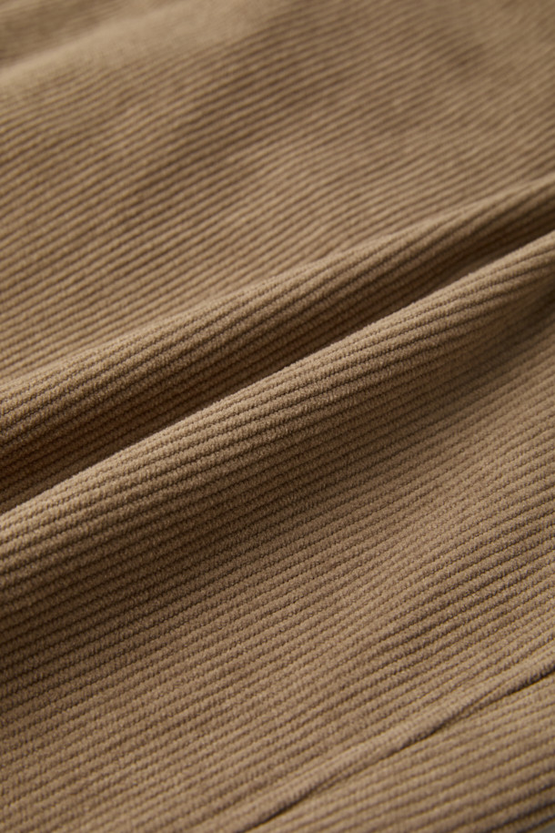 베이지 와이드 핏 원턱 코듀로이 팬츠는 포근한 분위기를 연출하는 남성용 코듀로이 팬츠입니다. 넉넉한 와이드 핏으로 편안한 착용감을 선사하며, 가을과 겨울에 따뜻하게 입을 수 있는 두꺼운 두께감의 코듀로이 소재로 제작되었습니다. 허리 부분은 하프 밴딩 처리되어 활동성을 높이고, 원턱 디테일과 사이드 포켓으로 실용성을 더했습니다. 출근룩이나 모임룩 등 다양한 TPO에 캐주얼, 클래식, 미니멀 스타일로 활용하기 좋습니다. 부드러운 촉감과 베이직한 디자인으로 데일리 팬츠로 손색없습니다.
