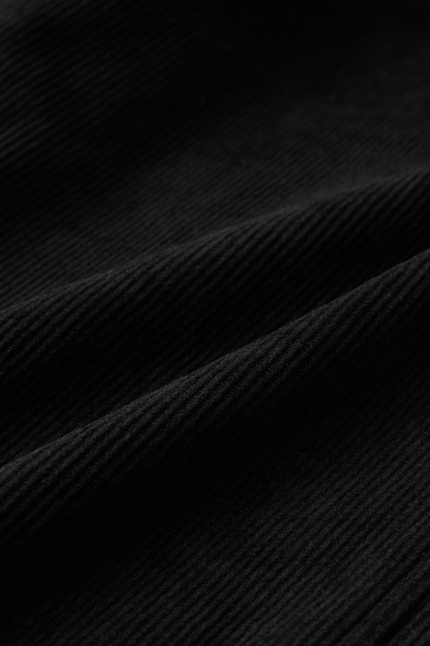 블랙 와이드 핏 원턱 코듀로이 팬츠는 가을과 겨울, 쌀쌀한 날씨에 따뜻하고 스타일리시하게 연출하기 좋은 남성용 바지입니다. 부드러운 촉감의 두꺼운 코듀로이 소재로 제작되어 편안한 착용감을 선사하며, 와이드핏 디자인으로 트렌디한 무드를 더합니다. 넉넉한 핏감과 원턱 디테일이 활동성을 높여주며, 하프 밴딩 처리로 허리 부분의 편안함까지 놓치지 않았습니다. 베이직하고 캐주얼한 스타일로, 출근룩이나 모임룩 등 다양한 TPO에 활용 가능하며, 캐주얼, 클래식, 미니멀 등 어떤 스타일에도 잘 어울립니다.
