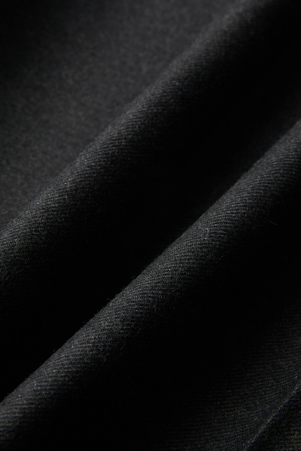 그레이 와이드 핏 울 셋업 팬츠는 가을과 겨울, 오피스룩, 비즈니스 캐주얼, 출근룩을 위한 남성용 울 팬츠입니다. 이탈리아 마르조또사의 고급 원단을 사용하여 제작되었으며, 미니멀하고 클래식한 스타일을 연출합니다. 와이드 핏으로 편안함과 세련된 실루엣을 동시에 제공하며, 두꺼운 두께감으로 따뜻하게 착용할 수 있습니다. 셋업으로 출시되어, 다채로운 스타일링을 완성할 수 있습니다. 무지 디자인으로 어떤 상의와도 쉽게 매치하여 활용도를 높였습니다.