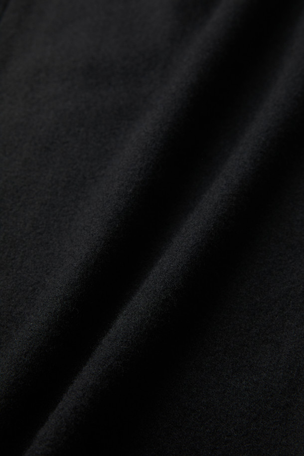 블랙 와이드 핏 턱 울 팬츠는 가을과 겨울에 어울리는 클래식 스타일의 울 팬츠입니다. 넉넉한 루즈핏 와이드 실루엣으로 편안하면서도 시크한 무드를 연출합니다. 턱 디테일과 밑단 스트링으로 디자인 포인트를 더했으며, 히든 스냅 소매로 깔끔함을 강조했습니다. 오피스룩, 출근룩, 모임룩 등 다양한 TPO에 활용 가능하며, 미니멀하고 시크한 스타일을 완성합니다.
