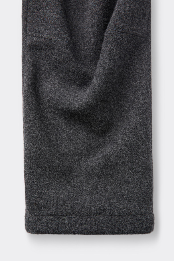 [HED MAYNER] 그레이 울 커브드 팬츠는 모던하고 미니멀한 스타일을 추구하는 남성을 위한 울 팬츠입니다. 가을과 겨울에 어울리는 두꺼운 두께감의 루즈핏 와이드 팬츠로, 부드러운 촉감의 울 소재로 제작되었습니다. 커브드 실루엣과 구조적인 볼륨감이 특징이며, 무릎 다트, 뒷절개 라인, YKK 지퍼 디테일로 완성도를 높였습니다. 출근룩, 비즈니스 캐주얼, 모임룩 등 다양한 TPO에 활용 가능한 클래식하고 시크한 아이템입니다.
