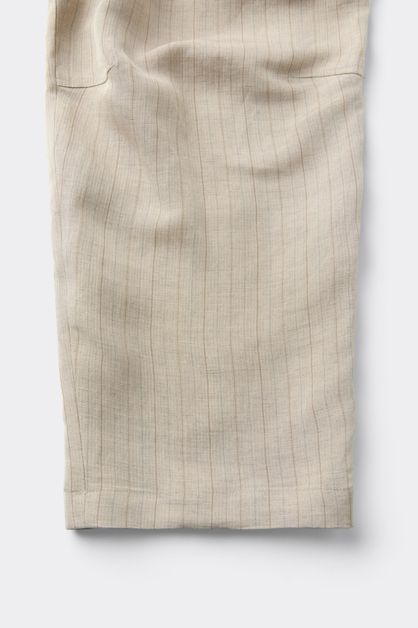 [HED MAYNER] 아이보리 린넨 커브드 팬츠는 미니멀하고 모던한 스타일을 추구하는 남성분들을 위한 제품입니다. 부드러운 린넨과 레이온 혼방 소재로 제작되어 봄, 여름 시즌에 시원하게 착용하기 좋습니다. 와이드 핏과 루즈핏으로 편안한 착용감을 선사하며, 허리선 주름, 무릎 다트 디테일, 뒷절개 라인이 돋보입니다. YKK 지퍼와 사이드, 후면 포켓 디테일로 실용성을 더했으며, 데이트룩, 출근룩 등 다양한 TPO에 활용 가능합니다.
