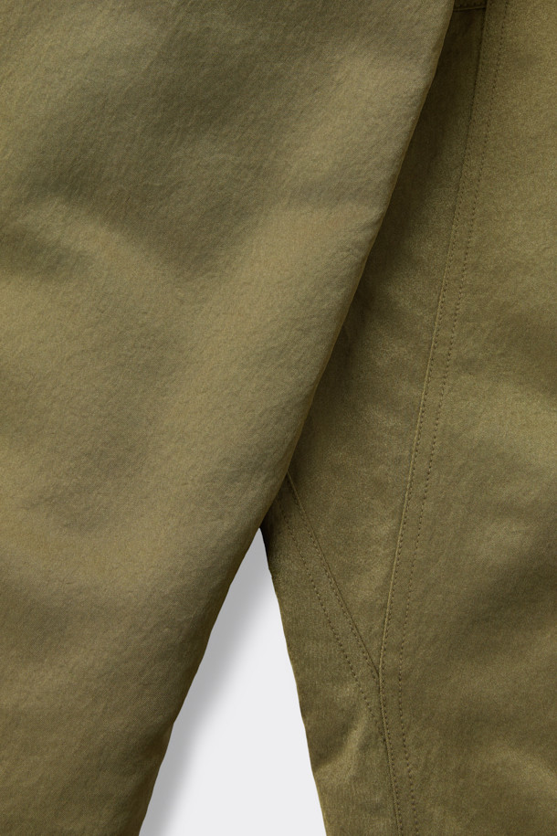 [HED MAYNER] 골드 나일론 유도 팬츠는 이탈리안 나일론 원단으로 제작되어 부드러운 촉감과 은은한 광택감이 돋보입니다. 허리 주름 디테일과 내부 스트링, 포켓 하단의 포인트 라벨이 특징이며, 벌룬핏과 루즈핏으로 편안하면서도 볼륨감 있는 실루엣을 연출합니다. 여행룩, 산책룩 등 다양한 TPO에 활용 가능하며, 미니멀, 캐주얼, 시티보이 스타일을 즐겨 입는 분들께 추천합니다. 무지 디자인으로 어떤 상의와도 매치하기 용이하여 데일리 팬츠로 활용하기 좋습니다.
