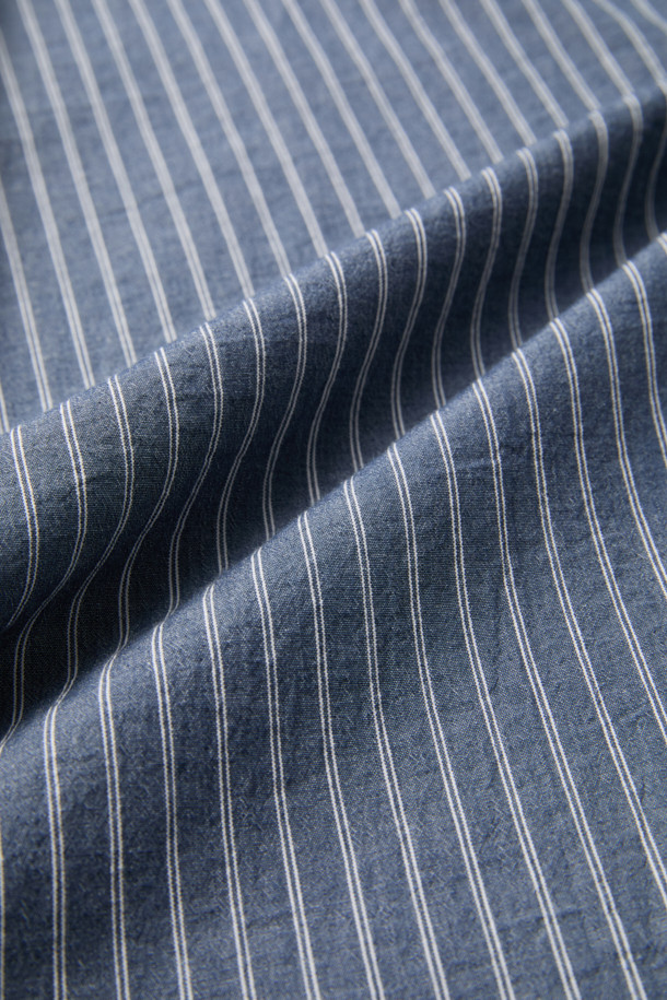 블루 컬러의 오버핏 스트라이프 셔츠입니다. 봄, 여름 시즌에 적합하며, 캐주얼, 미니멀, 클래식 스타일을 연출하기 좋습니다. 부드러운 면 소재로 제작되어 편안한 착용감을 제공하며, 얇은 두께감으로 시원하게 입을 수 있습니다. 차이나 칼라와 롱 슬리브 디자인에 포켓 디테일과 금속 장식이 더해져 포인트를 더했습니다. 남녀 모두 착용 가능한 디자인으로, 일상복으로 활용하기 좋습니다.
