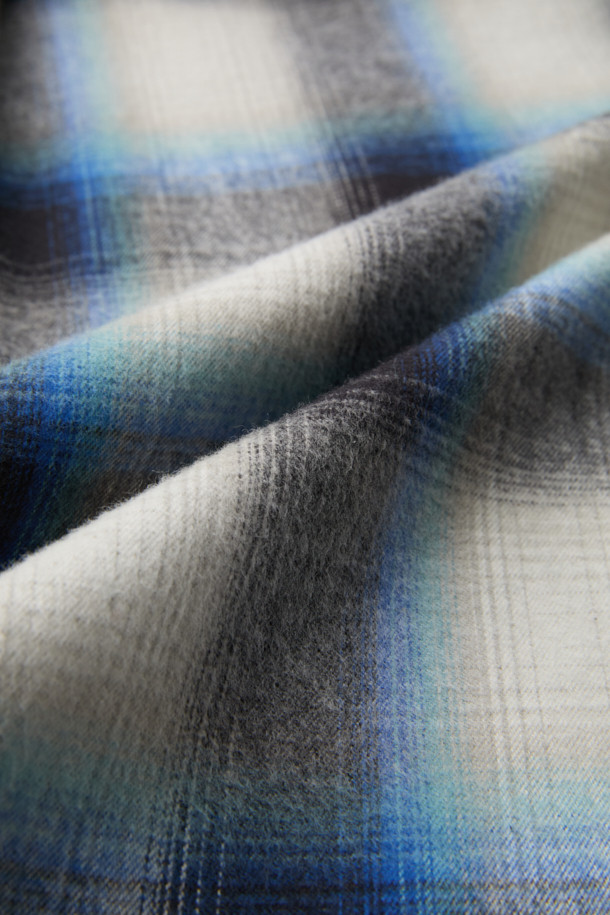 아이보리 오버핏 체크 셔츠는 남성용 상의입니다. 면 소재로 제작되어 봄, 가을에 착용하기 좋으며, 캐주얼, 클래식, 미니멀 스타일을 연출할 수 있습니다. 넉넉한 오버핏에 긴 소매, 카라넥 디자인이 특징이며, 출근룩이나 비즈니스 캐주얼에도 활용 가능합니다. 아이보리 및 블루 컬러의 체크 패턴과 포켓 디테일, 금속 장식이 포인트입니다. 레귤러 기장으로 다양한 하의와 매치하기 용이합니다.
