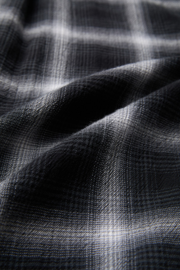 블랙 오버핏 체크 셔츠는 캐주얼한 무드를 연출하는 남성용 셔츠입니다. 가을, 겨울 시즌에 어울리는 두께감의 면 소재로 제작되었으며, 톤온톤 블랙과 그레이 컬러의 체크 패턴이 특징입니다. 넉넉한 오버핏으로 편안한 착용감을 제공하며, 카라 디자인과 긴 소매 기장으로 클래식한 느낌을 더했습니다. 출근룩과 모임룩 모두 활용 가능하며, 포켓 디테일과 금속 장식이 포인트로 더해져 미니멀하면서도 세련된 스타일을 완성합니다.
