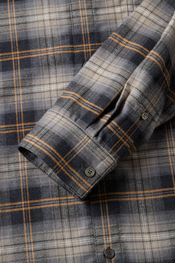 오렌지 색상과 브라운 컬러가 조화로운 오버핏 스트링 체크 셔츠입니다. SOMELOS 유럽 수입 면 원단을 사용하여 부드러운 촉감을 선사하며, 봄, 가을 시즌에 착용하기 좋습니다. 차이나칼라와 긴 소매, 레귤러 기장으로 깔끔한 핏을 연출하며, 캐주얼한 스타일을 완성합니다. 스트링 디테일과 체스트 포켓, 와펜 포인트가 더해져 개성 있는 데이트룩, 여행룩을 연출해보세요. 셔츠 하나만으로 캐주얼, 클래식, 미니멀 무드를 모두 소화할 수 있습니다.
