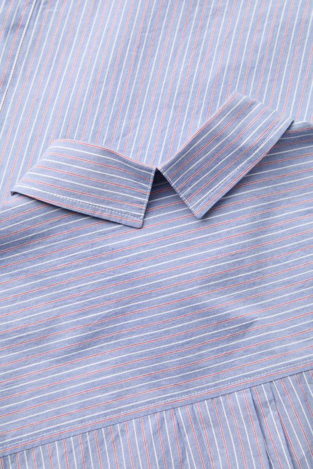 블루 오버사이즈 핏 슬릿 카라 롱 셔츠는 남성용 셔츠로, 봄, 가을에 착용하기 좋습니다. 베이직하고 캐주얼한 스타일로, 데이트룩이나 봄 소풍룩에 적합합니다. 얇은 두께의 면 소재로 제작되어 편안한 착용감을 선사하며, 긴 소매와 스트라이프 패턴이 특징입니다. 슬릿넥 디자인과 사이드 슬릿 디테일이 돋보이며, 오버핏으로 트렌디한 스타일을 연출합니다. 캐주얼, 미니멀, 클래식 스타일을 즐겨 입는 분들께 추천합니다.
