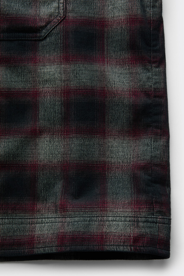 레드 스트링 체크 아우터 셔츠는 남성용 셔츠로, 봄, 가을에 캐주얼하게 연출하기 좋습니다. 레드와 블랙 컬러의 체크 패턴이 돋보이며, 오버핏으로 편안한 착용감을 선사합니다. 카라넥 디자인에 긴 소매 기장으로 제작되었으며, 체스트 포켓과 밑단 스트링 디테일로 포인트를 더했습니다. 데이트룩, 봄 소풍룩, 캐주얼, 미니멀, 시티보이 스타일을 즐기는 분들께 추천합니다. 밑단 스트링으로 핏 조절이 가능하여 다양한 스타일을 연출할 수 있습니다.
