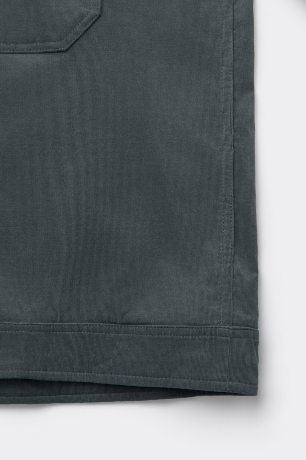 그레이 컬러의 코듀로이 아우터 셔츠입니다. 부드러운 코튼, 폴리우레탄, 코듀로이 혼방 소재로 제작되어 가을, 겨울철 따뜻하게 착용할 수 있습니다. 오버핏 크롭 기장으로 트렌디한 스타일을 연출하며, 밑단 스트링 조절 기능과 전면 체스트 포켓 디테일이 돋보입니다. 캐주얼, 미니멀, 클래식 스타일을 즐기는 남성분들께 출근룩, 모임룩으로 추천합니다. 긴 소매 기장으로 다양한 룩에 활용하기 좋습니다.
