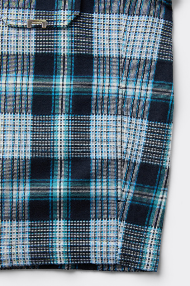 블루 체크 집업 아우터 셔츠는 남성 고객을 위한 캐주얼 스타일의 상의입니다. 봄, 가을에 적합하며, 베이직한 디자인으로 다양한 룩에 활용하기 좋습니다. 릴랙스핏으로 편안한 착용감을 선사하며, 칼라넥 라인과 긴 소매가 특징입니다. YKK 2-Way 지퍼, 체스트 포켓, 사이드 포켓을 갖춰 실용성을 높였으며, SOMELOS 유럽 수입 면 원단을 사용하여 고급스러운 촉감을 느낄 수 있습니다. 데이트룩, 봄 소풍룩 등 다양한 TPO에 활용 가능하며, 캐주얼, 클래식, 미니멀 스타일을 모두 소화할 수 있는 매력적인 아이템입니다.
