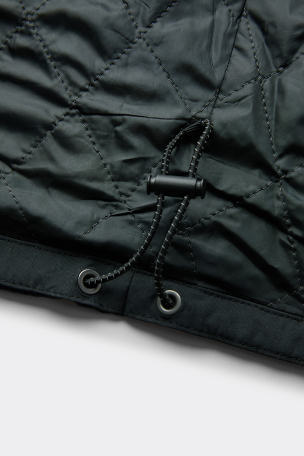 블랙 패딩 아우터 셔츠는 남성용 캐주얼 패딩셔츠입니다. 가을과 겨울에 착용하기 좋으며, 차이나칼라와 긴 소매, 무지 패턴으로 미니멀한 스타일을 연출합니다. 초경량 하스 충전재를 사용하여 보온성을 높였으며, 퀼팅 안감으로 부드러운 착용감을 제공합니다. 밑단 스트링 디테일과 우레탄 라벨 포인트가 특징이며, 핏은 오버핏으로 제작되었습니다. 면과 나일론 혼방 소재로 제작되어 편안함과 내구성을 동시에 갖췄습니다.
