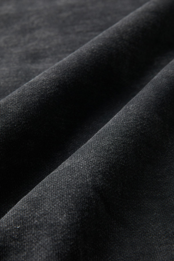 블랙 다잉 집업 후디는 빈티지하고 캐주얼한 스타일의 남녀 공용 후드집업입니다. 봄, 가을, 겨울 세 계절 모두 활용 가능하며, 릴랙스 핏으로 편안한 착용감을 선사합니다. 두꺼운 면 소재에 탄탄한 촉감을 더해, 캠핑룩이나 집콕룩 등 다양한 TPO에 적합합니다. 무지 디자인과 블랙 컬러는 미니멀, 스트리트 등 어떤 스타일에도 쉽게 매치할 수 있으며, 다잉 워싱 기법으로 은은한 빈티지 무드를 연출합니다. 사이드 포켓, 밑단 및 소매 시보리 디테일이 실용성을 더합니다.
