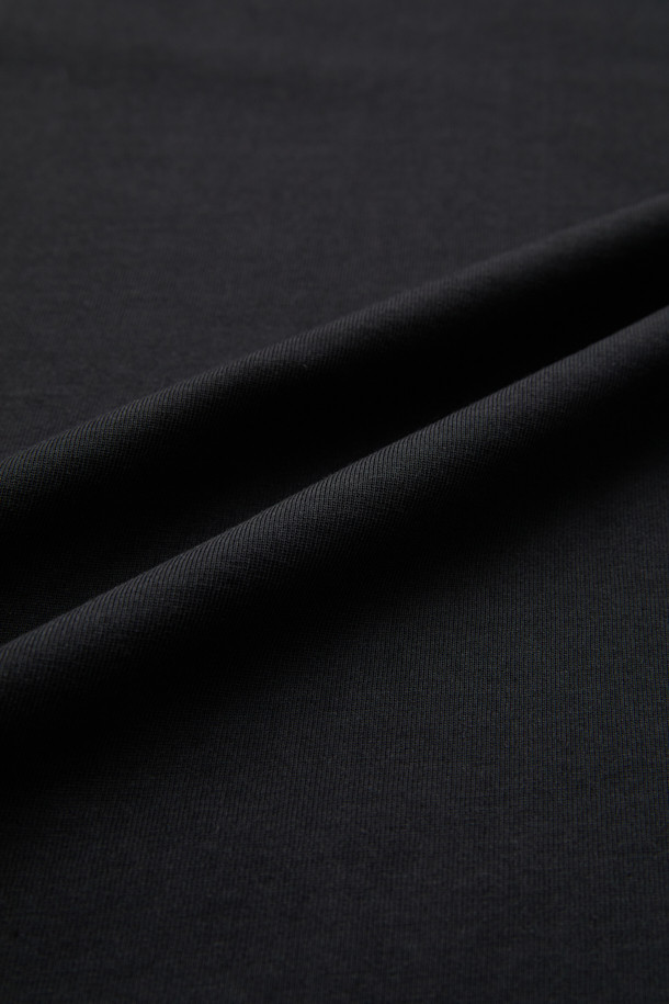 [비스코 스미스] 블랙 그래픽 반팔 티셔츠는 스트릿과 캐주얼 스타일을 즐기는 당신을 위한 아이템입니다. 부드러운 면 소재로 제작되어 편안한 착용감을 선사하며, 봄, 여름 시즌에 적합합니다. BISCO SMITH 작가의 'AsAbove' 작품 모티브를 그래픽 자수와 함께 전면에 담아 유니크한 디자인을 완성했습니다. 뒷넥에는 작가 시그니처 프린팅을 더해 소장 가치를 높였습니다. 릴랙스 핏과 라운드넥 디자인으로 어떤 스타일에도 자연스럽게 어울립니다.
