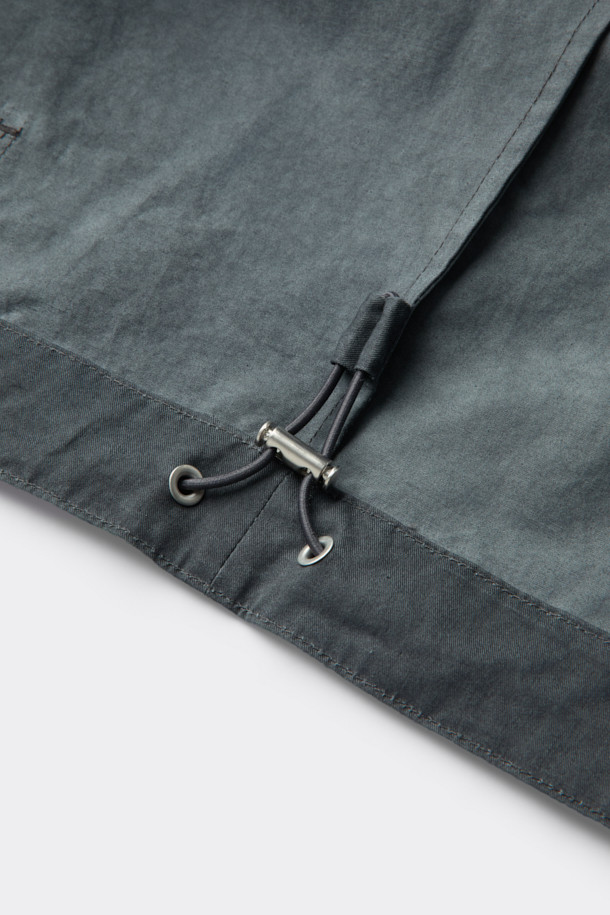 그레이 컬러의 면 혼방 소재로 제작된 후드 집업 재킷입니다. 봄, 가을 간절기에 활용하기 좋은 베이직하고 캐주얼한 스타일의 남성 의류입니다. 후드 스트링과 밑단 스트링으로 핏 조절이 가능하며, 부드러운 촉감과 릴랙스 핏으로 편안한 착용감을 선사합니다. YKK 2-Way 지퍼와 빈티지 다잉 가공으로 디테일을 더했습니다. 산책룩, 봄 소풍룩 등 다양한 일상 스타일링에 활용하기 좋습니다.
