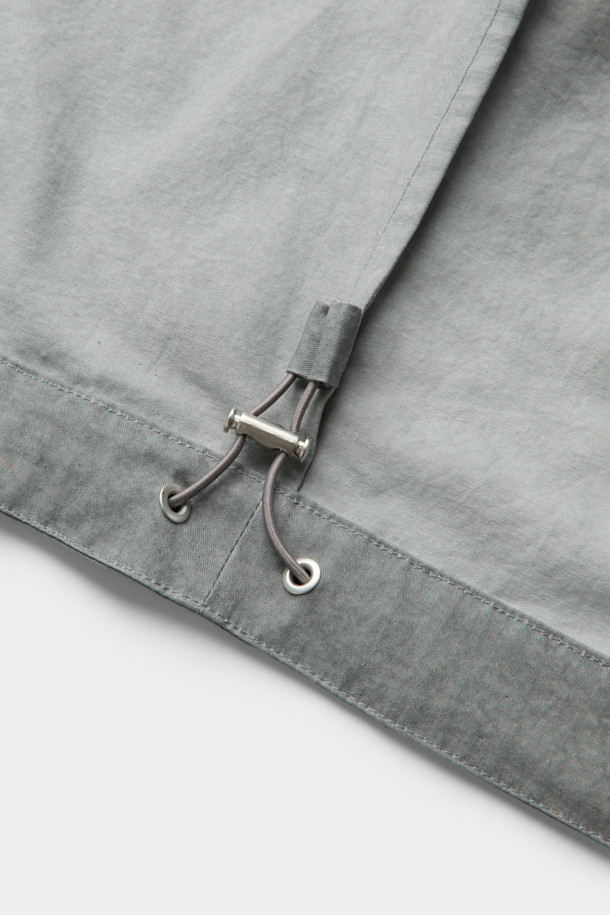 라이트 그레이 면 후드 집업 재킷은 캐주얼하고 미니멀한 스타일을 추구하는 남성분들을 위한 제품입니다. 봄, 가을에 적합하며, 부드러운 촉감의 면 소재로 제작되어 편안한 착용감을 선사합니다. 릴랙스 핏과 레귤러 기장으로 제작되어 편안한 착용감을 제공하며, YKK 2-Way 지퍼와 빈티지 다잉 가공으로 디테일을 더했습니다. 출근룩과 여행룩 등 다양한 TPO에 활용 가능하며, 무지 디자인으로 어떤 스타일에도 쉽게 매치할 수 있습니다.
