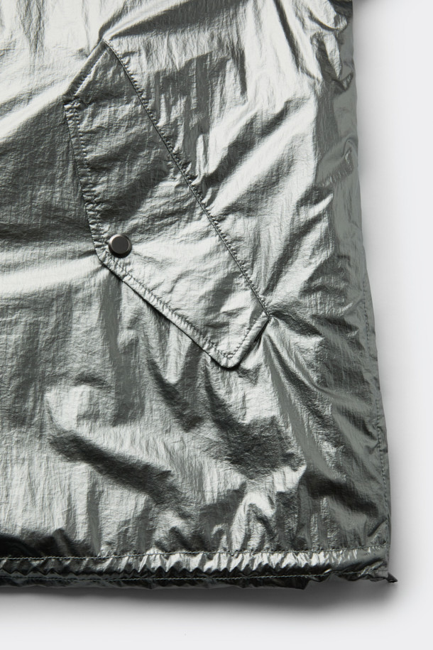 실버 4way 후드 재킷은 남성용 점퍼로, 봄, 가을 간절기에 활용하기 좋은 아이템입니다. 캐주얼, 스포티, 미니멀 스타일을 모두 소화할 수 있으며, 여행룩, 산책룩에 적합합니다. 가볍고 얇은 나일론 소재로 제작되어 편안한 착용감을 제공하며, 오버핏으로 트렌디한 스타일을 연출합니다. 탈부착 후드, 허리 스트링, 4way 변형, 밑단 폴딩 기능으로 다양한 스타일을 연출할 수 있으며, 사이즈 조절 기능이 있어 실용적입니다.
