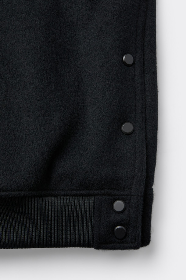 블랙 바시티 재킷은 가을과 겨울, 쌀쌀한 날씨에 따뜻하게 착용하기 좋은 남성용 아우터입니다. 스포티하면서도 캐주얼한 무드를 연출하며, 오버핏으로 편안한 착용감을 선사합니다. 울, 나일론, 레더 소재를 사용하여 부드러운 촉감과 두꺼운 두께감을 자랑합니다. 일상, 출근룩, 모임룩 등 다양한 TPO에 활용 가능하며, 무지 디자인으로 미니멀한 스타일을 완성합니다. 카라 탈부착, 패딩 충전재, 밑단/소매 시보리, 기모 소재 등 다양한 디테일이 돋보입니다.
