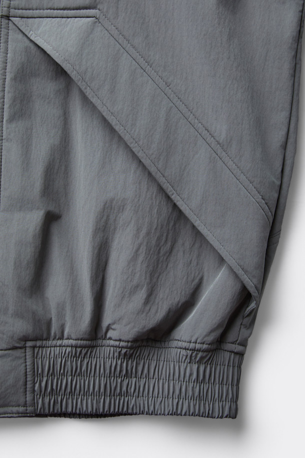 그레이 컬러의 남성용 레이싱 재킷입니다. 릴랙스 핏으로 제작되었으며, 두꺼운 두께감으로 봄, 가을에 착용하기 좋습니다. 무지 디자인에 YKK 2-Way 지퍼와 이중 여밈, 패딩 디테일이 돋보입니다. 출근룩과 모임룩에 캐주얼, 스포티, 미니멀한 스타일로 연출하기 좋습니다. 폴리에스테르, 나일론, 면 혼방 소재의 긴 소매 스포츠 재킷입니다.
