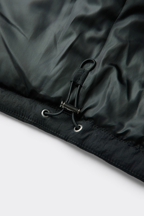 블랙 하이넥 패디드 블루종은 남성용 점퍼로, 가을과 겨울에 따뜻하게 착용할 수 있는 두꺼운 두께감의 패딩 코트입니다. 스포티하면서도 캐주얼한 스타일을 연출하며, 일상 및 출근, 여행 시에도 활용하기 좋습니다. 나일론과 폴리우레탄 혼방 소재로 제작되어 넉넉한 오버핏을 자랑하며, YKK 2-Way 지퍼, 넥 이면 니트 시보리, 소매/밑단 밴딩 마감으로 편안한 착용감을 선사합니다. 보온 기능을 갖춰 추운 날씨에도 따뜻함을 유지하며, 무지 디자인으로 미니멀한 스타일을 완성합니다.
