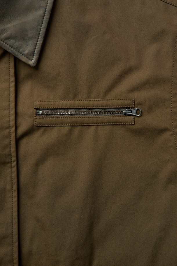 브라운 컬러의 Brown Millerain 파이어맨 재킷입니다. 가을과 겨울에 착용하기 좋은 두꺼운 두께감의 남성용 점퍼로, 밀리터리 및 클래식 스타일을 연출합니다. 면 소재로 제작되었으며, 오버핏 레귤러 기장으로 편안한 착용감을 선사합니다. 탈부착 가능한 패딩 내피와 카라 배색, YKK 2-Way 지퍼, 앞여밈 쇠고리 디테일이 특징입니다. 출근룩, 클래식, 미니멀, 워크웨어 스타일로 다양한 코디에 활용하기 좋습니다.
