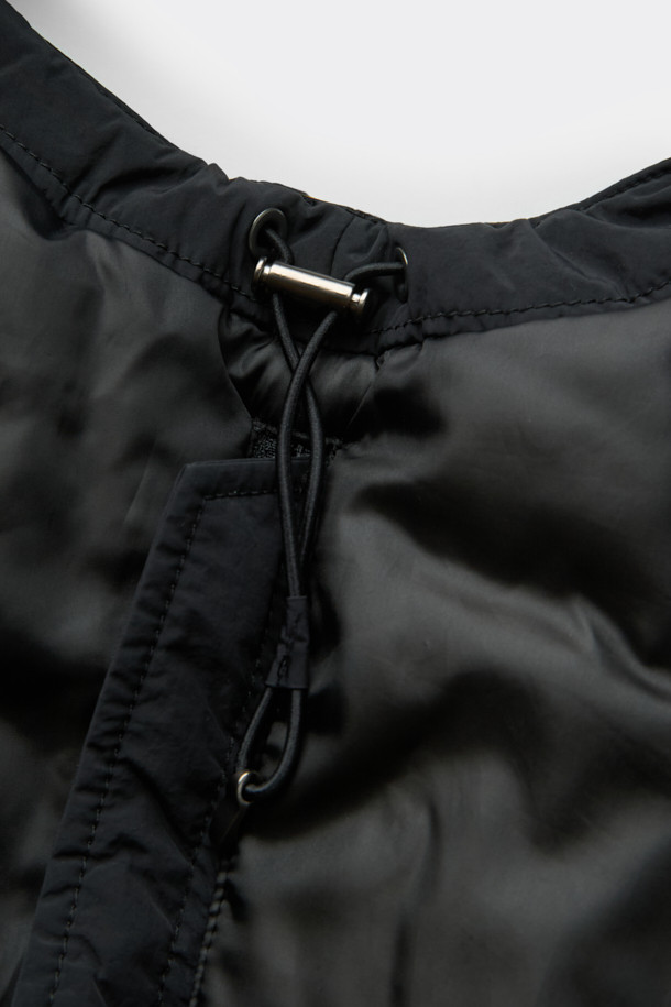 블랙 인시전 패디드 베스트는 가을과 겨울 시즌, 일상 및 출근룩, 여행룩에 모두 잘 어울리는 미니멀한 스타일의 패딩 베스트입니다. 하이넥 디자인과 YKK 2-Way 지퍼, 몸판 절개 디테일이 특징이며, 릴렉스 핏으로 편안한 착용감을 선사합니다.  나일론 소재로 제작되어 두꺼운 두께감과 은은한 광택감을 자랑하며, 무지 스타일로 어떤 룩에도 쉽게 매치할 수 있습니다. 스트링과 스토퍼 디테일이 더해져 더욱 세련된 느낌을 줍니다. 민소매 디자인으로 다양한 레이어드 연출이 가능합니다.
