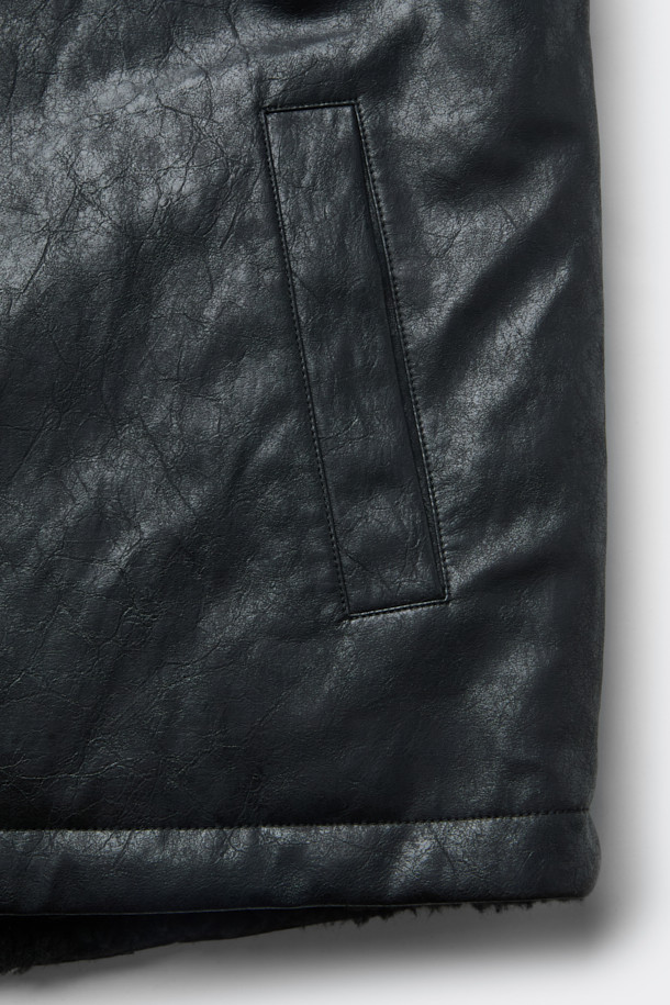 블랙 페이크 레더 리버시블 베스트는 남성용 아우터로, 가을과 겨울에 따뜻하고 스타일리시하게 연출할 수 있습니다. 캐주얼 및 베이직 스타일을 위한 무지 디자인이며, YKK 2-Way 지퍼와 페이크 퍼, 페이크 가죽 양면 사용으로 실용성을 높였습니다. 두꺼운 두께감으로 보온성을 더하며, 레귤러핏과 민소매 디자인으로 편안한 착용감을 제공합니다. 출근룩과 모임룩, 그리고 캐주얼, 클래식, 미니멀 스타일 모두 소화 가능한 활용도 높은 아이템입니다.
